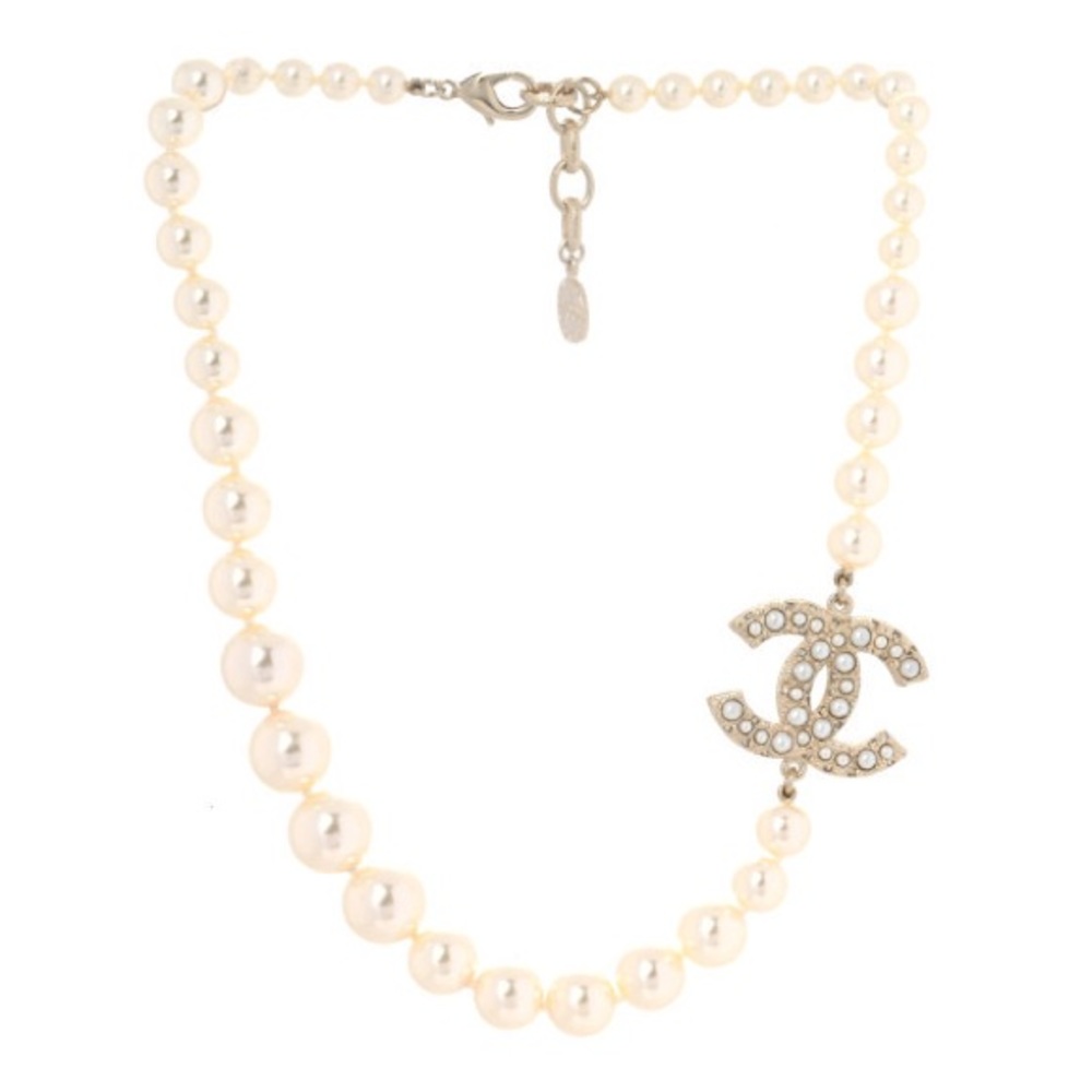 CHANEL
Pearl CC Necklace